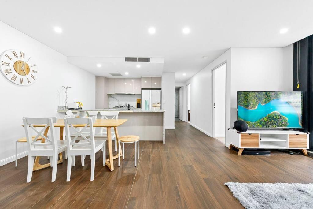סידני Four Bedroom Apartment With Facilities In Olympic Park מראה חיצוני תמונה