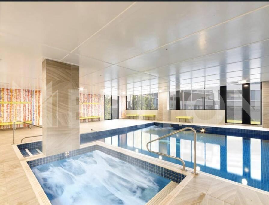 סידני Four Bedroom Apartment With Facilities In Olympic Park מראה חיצוני תמונה