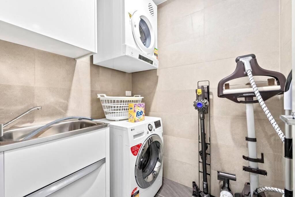 סידני Four Bedroom Apartment With Facilities In Olympic Park מראה חיצוני תמונה